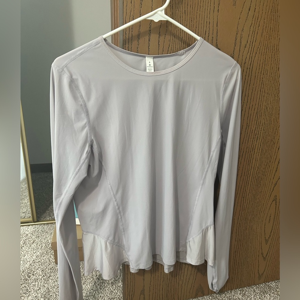 SIZE 8 LULULEMON WOMENS FLOWLY LONG SLEEVE, BARELY WORN PERFECT CONDITION